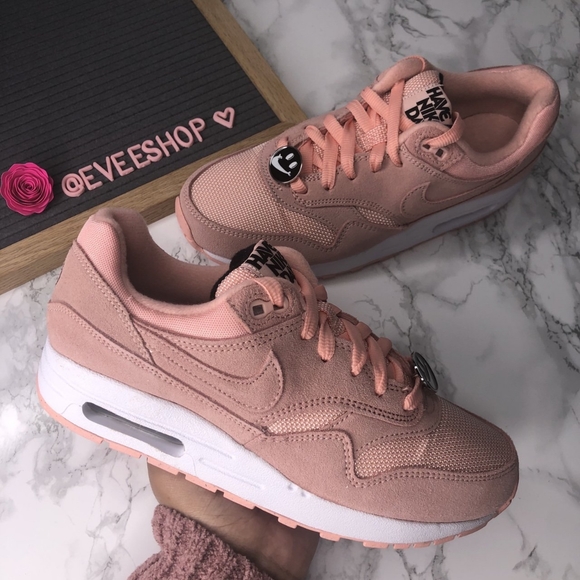 have a nike day air max pink